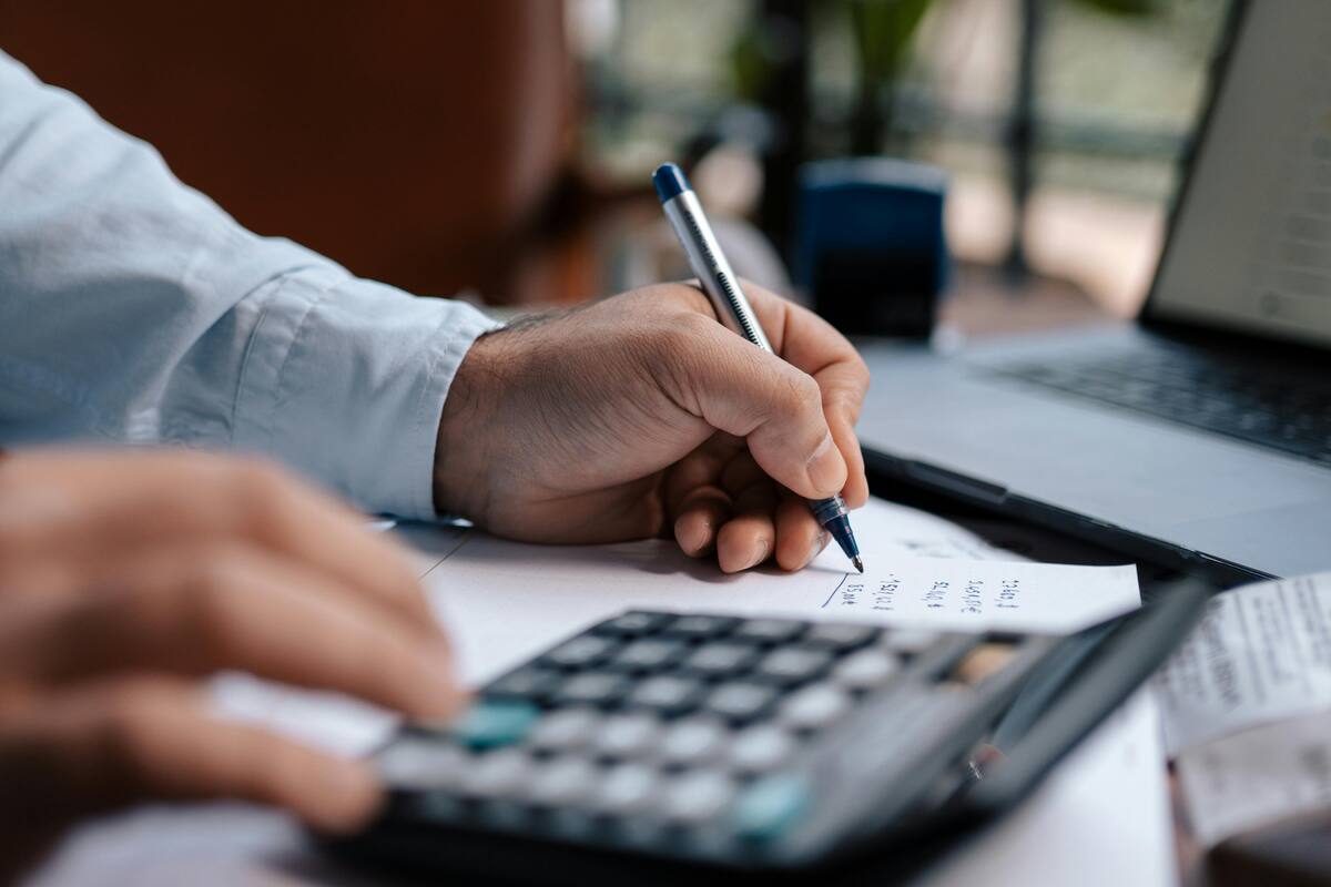 Tres ideas de negocio rentables para emprender en 2025, según financiero