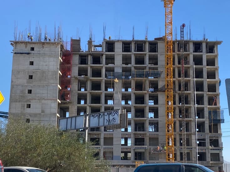 Constructoras formales resienten impacto de la economía informal