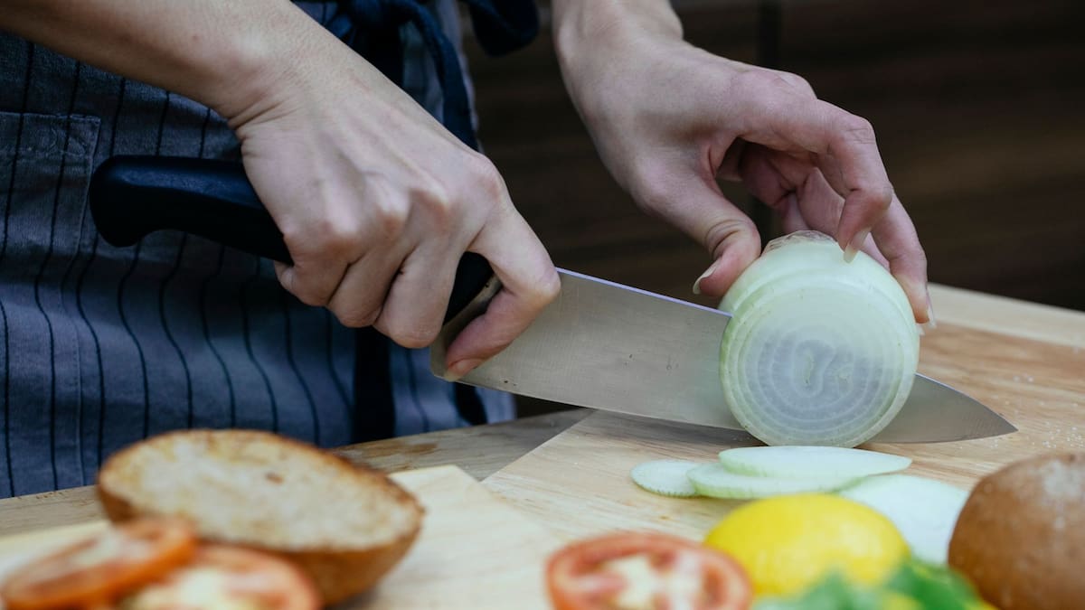 ¿Hay que lavar la cebolla antes de cortarla?