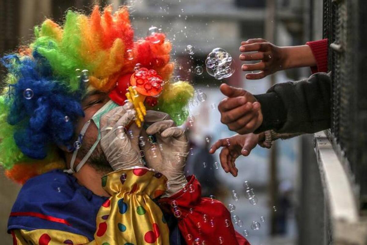 Payaso anima a niños en cuarentena por coronavirus