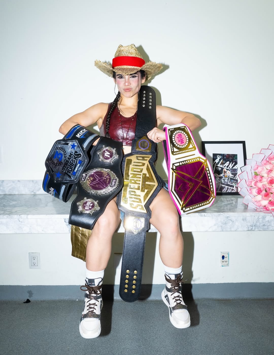 Alana Flores con sus cuatro cinturones ganados en el boxeo de exhibición. (Foto: @alanafloresf)
