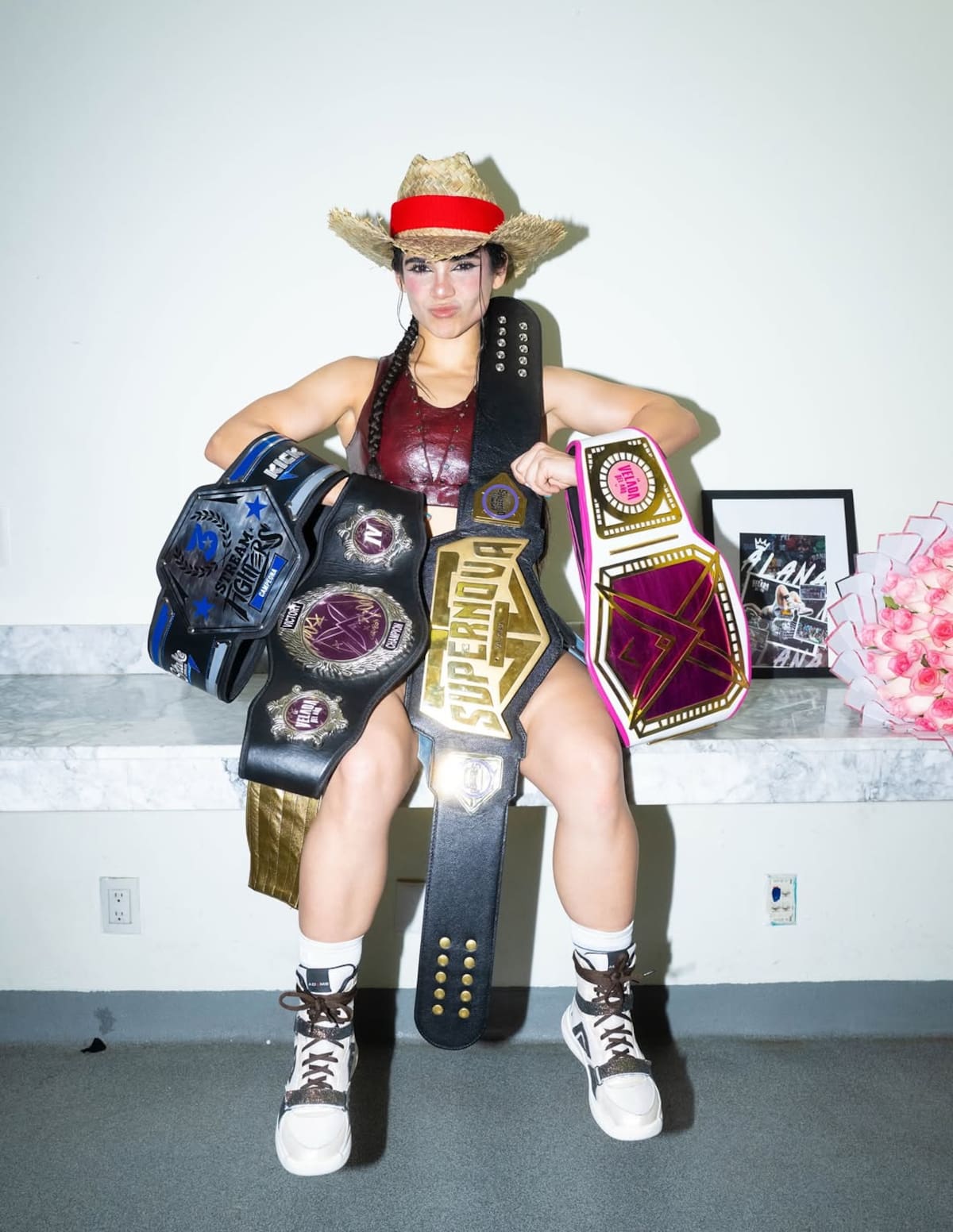 Alana Flores con sus cuatro cinturones ganados en el boxeo de exhibición. (Foto: @alanafloresf)
