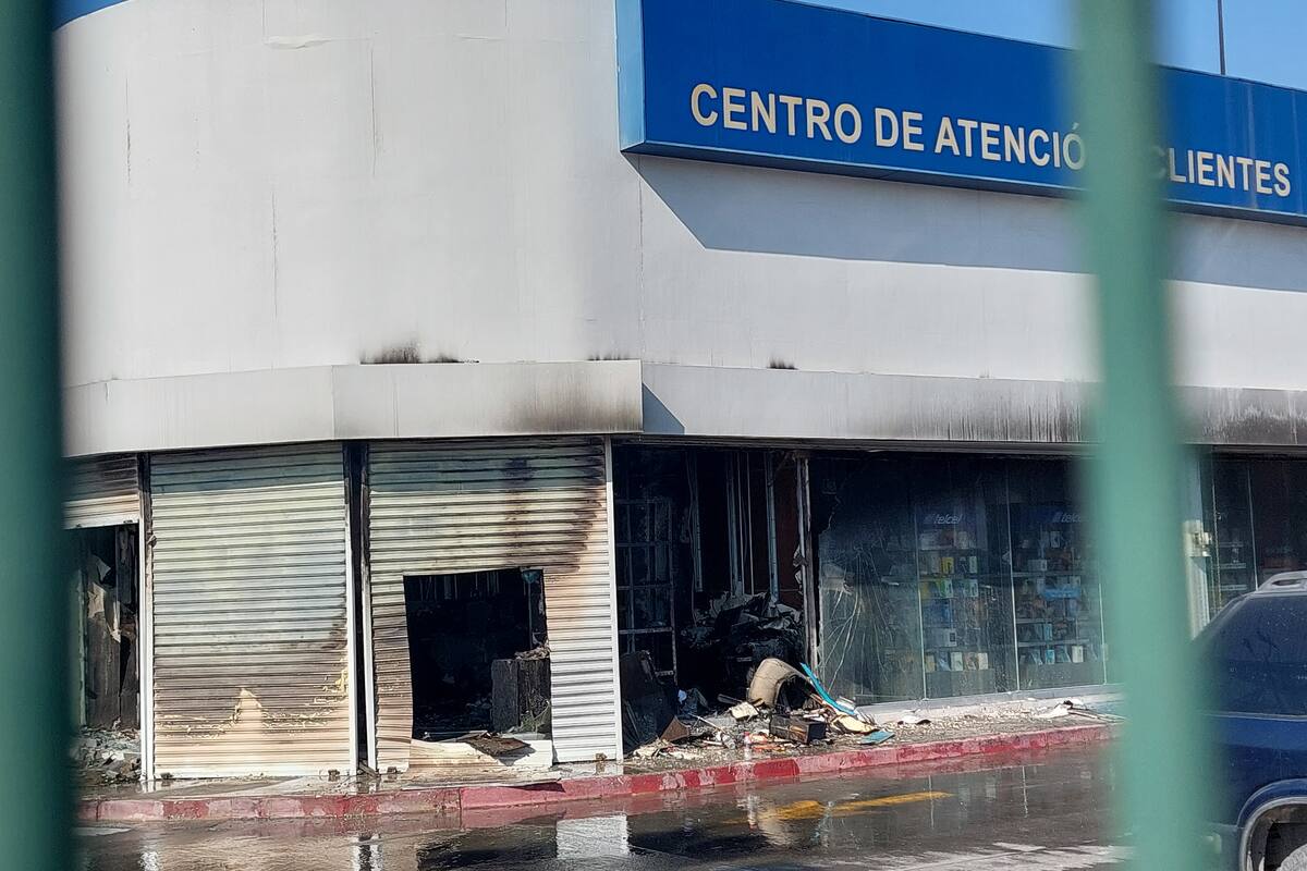 Se incendia sucursal de Telcel en Macroplaza
