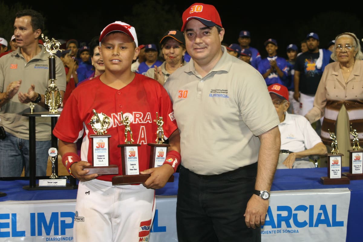 Daniel Mercado con los trofeos de Campeón Bateador, líder de carreras producidas y Campeón Jonronero del Campeonato de Béisbol Infantil de las Américas en 2009. | Foto: Gamaliel González