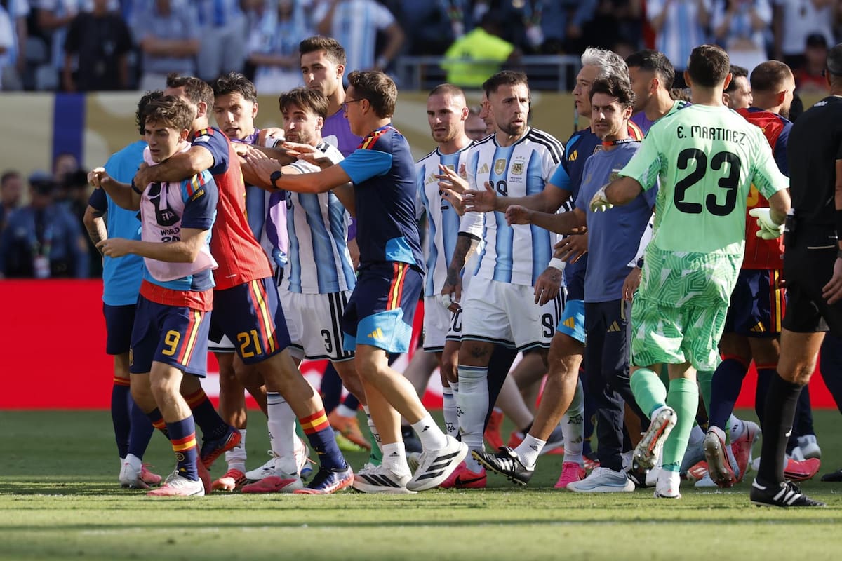 Jugadores argentinos y españoles se enfrascaron en una bronca tras culminar el juego de la final del Mundial 2026. (Foto: EFE/EPA/SHAWN THEW)