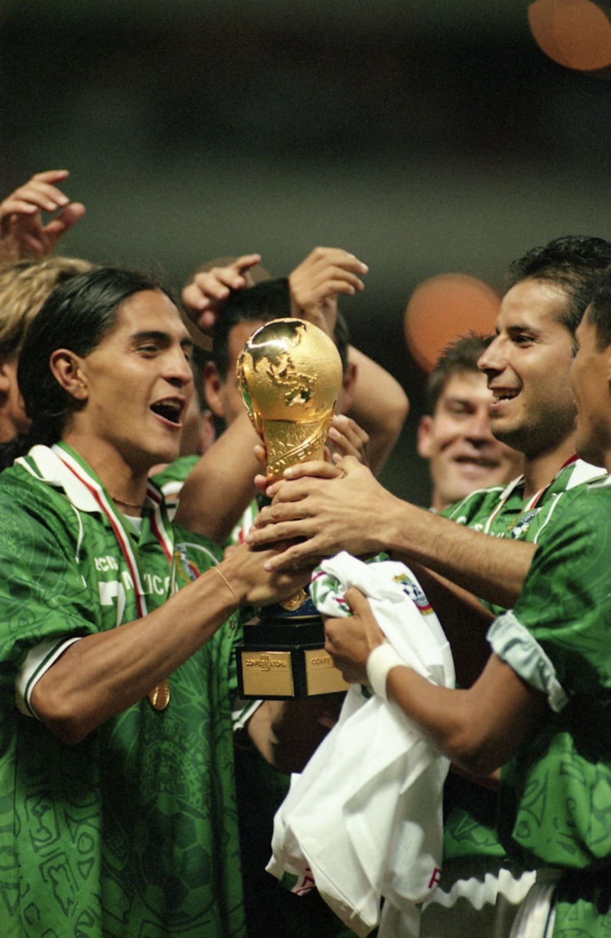 Francisco Palencia y Manuel Abundis de la Selección Mexicana, levantan el trofeo ganado en la Copa Confederaciones 1999. (Foto: Archivo GH)