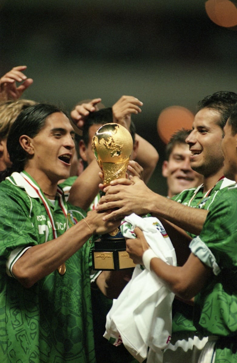Francisco Palencia y Manuel Abundis de la Selección Mexicana, levantan el trofeo ganado en la Copa Confederaciones 1999. (Foto: Archivo GH)