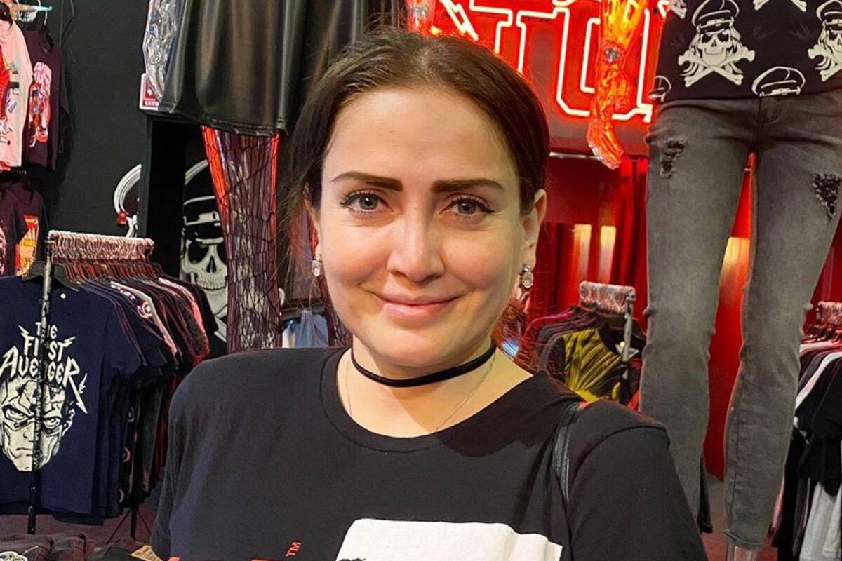 Celia Lora sorprende al compartir foto ¡con ropa!