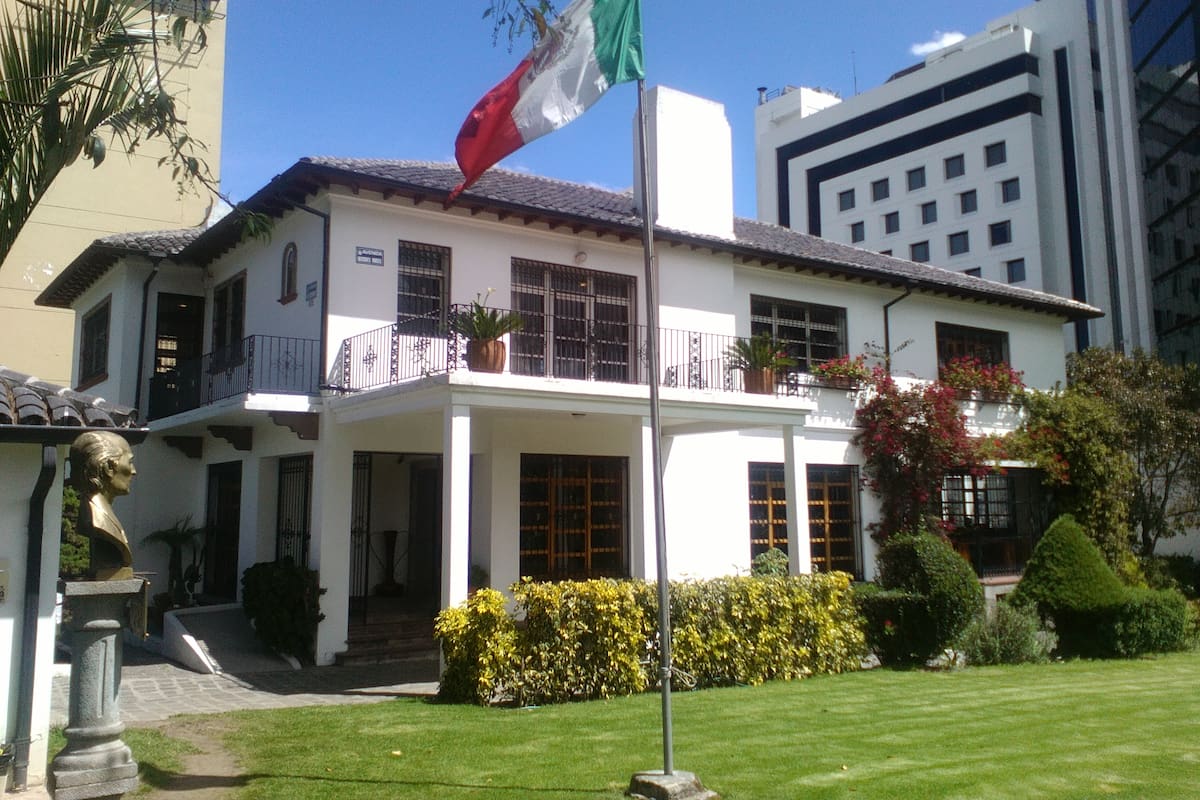 SRE asegura que embajada de México en Ecuador permanece segura y en buen estado