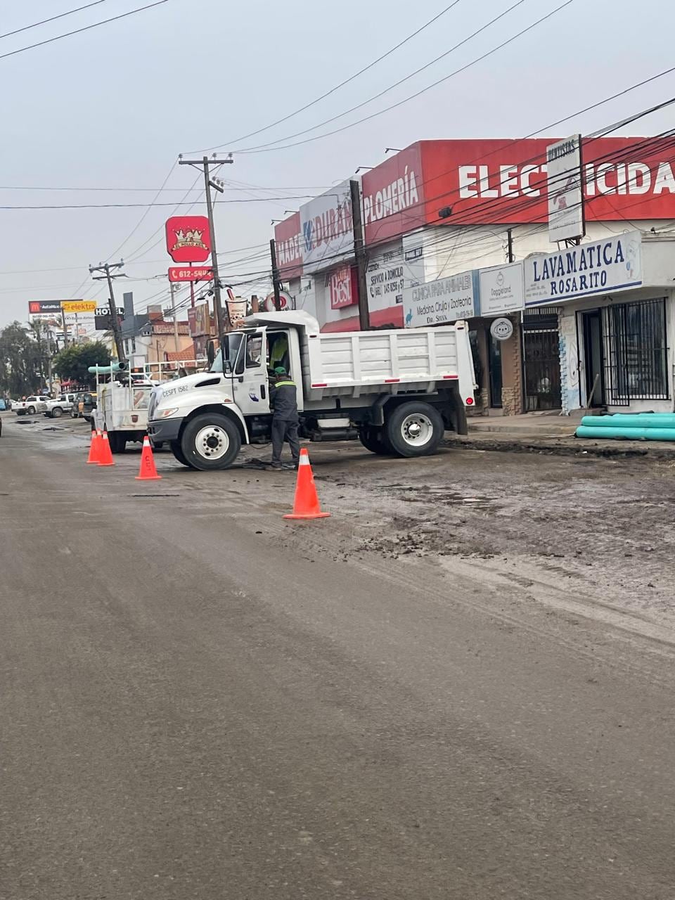 Con derrames de agua negras desde hace varias semanas continúa, las labores concluirán el próximo viernes 23 de enero. Foto: Carmen Gutierrez