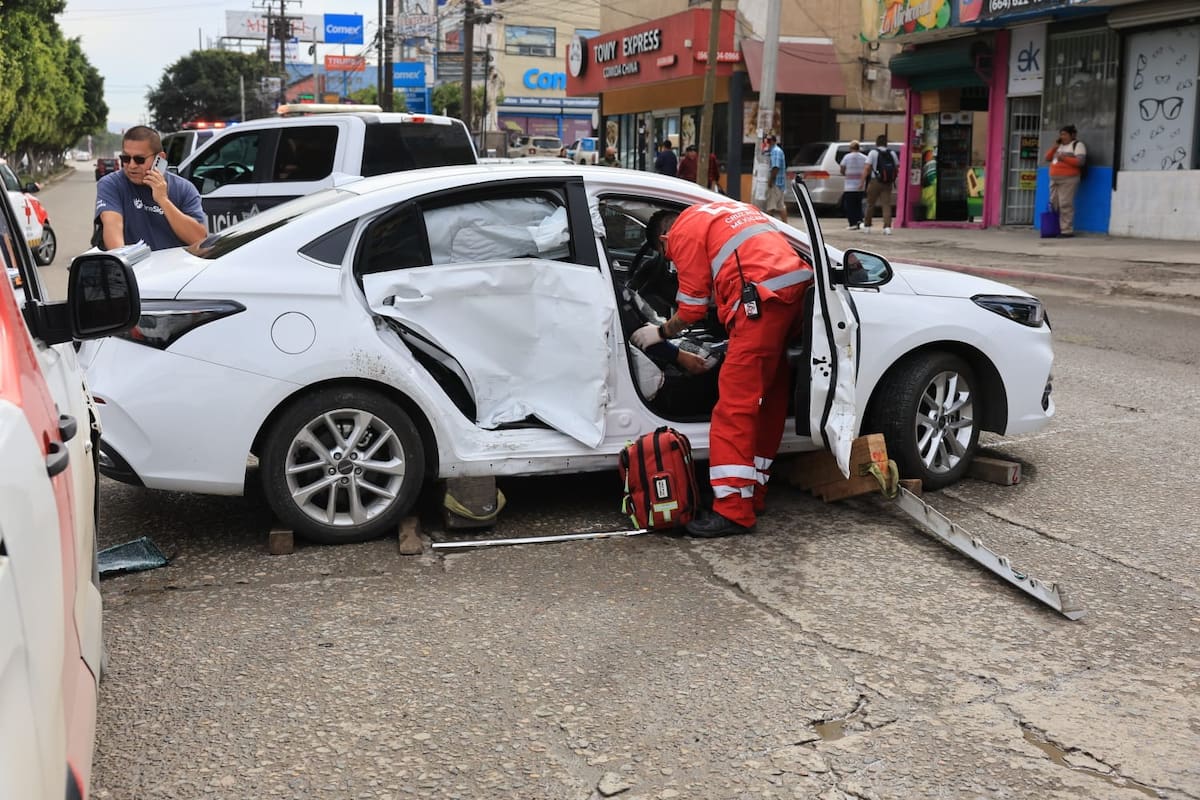 Los paramédicos sacaron a una mujer de aproximadamente 60 años para brindarle los primeros auxilios. Foto: Sergio Ortiz