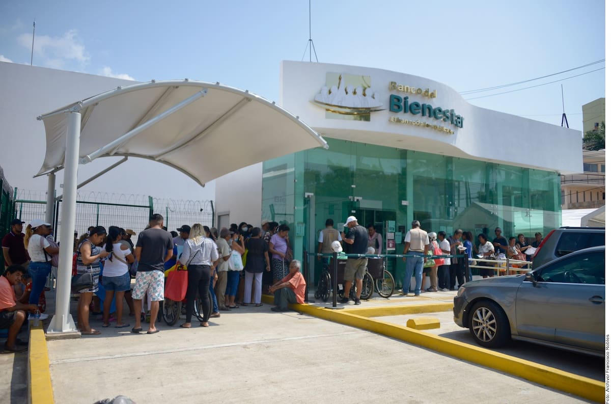 Fotografía de personas cobrando la Pensión Bienestar.