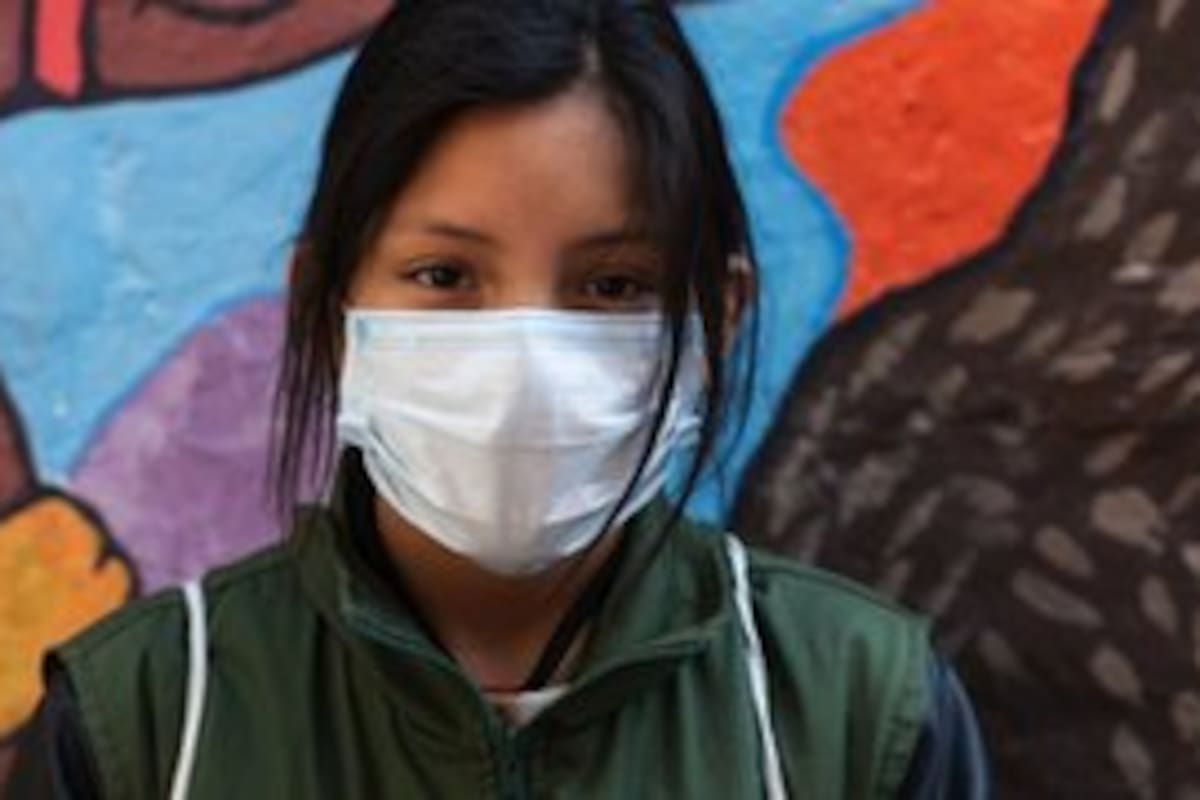 "A las 5 de la mañana estoy en la calle con mi mamá vendiendo pañuelos": el relato de Valentinne, una boliviana de 9 años, y otros niños que trabajan