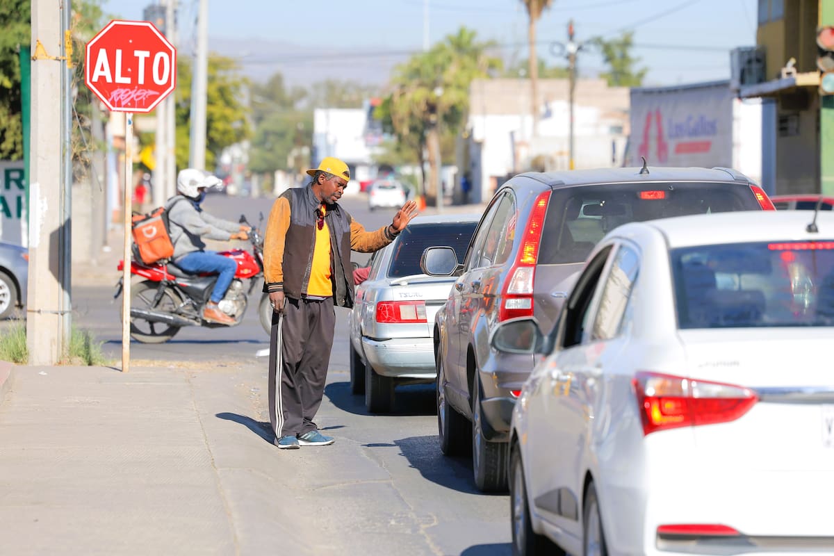 A pesar de que afirma ser médico, Diallo Thierno, de 35 años, solicita apoyo en las calles de la ciudad, en Garmendia y Luis Encinas.