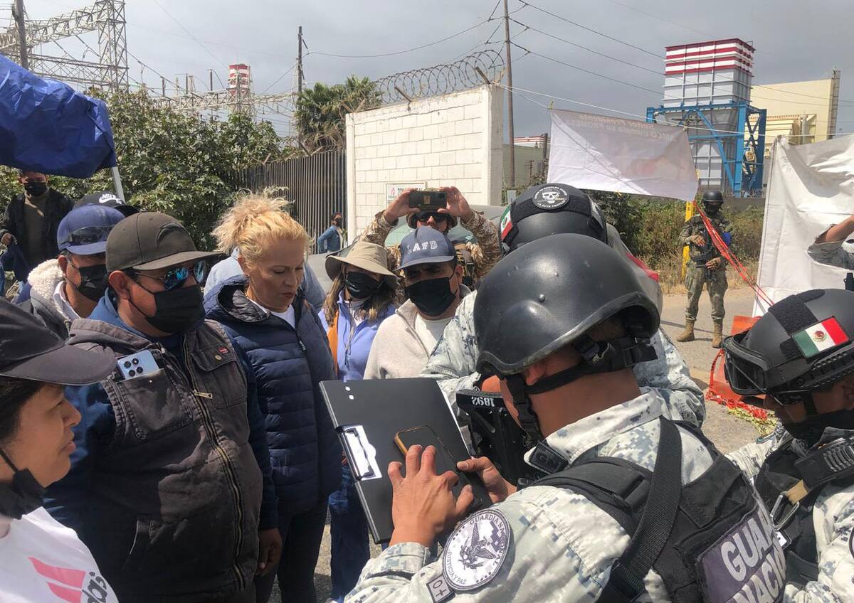 La Guardia Nacional se presentó ante los manifestantes para indicar que su presencia se debía solo para garantizar su seguridad y que se respetaran los límites permitidos.