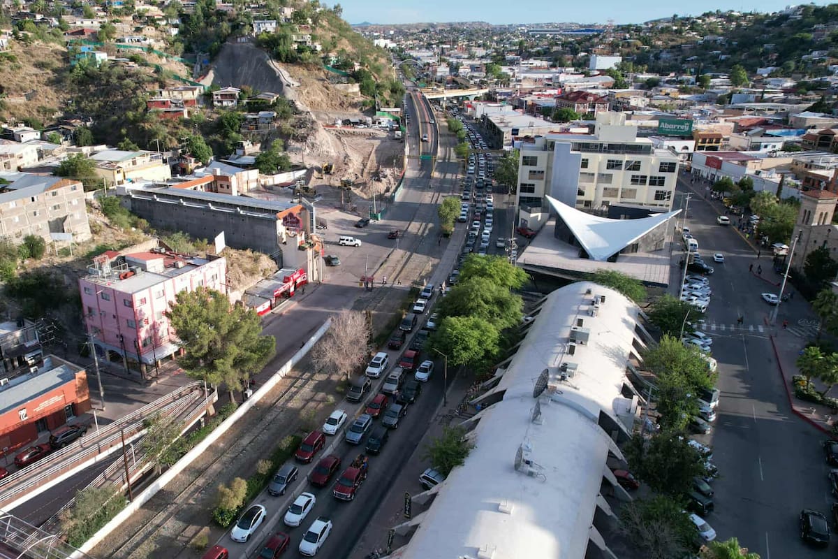 Largas filas se presentan en garitas de Nogales