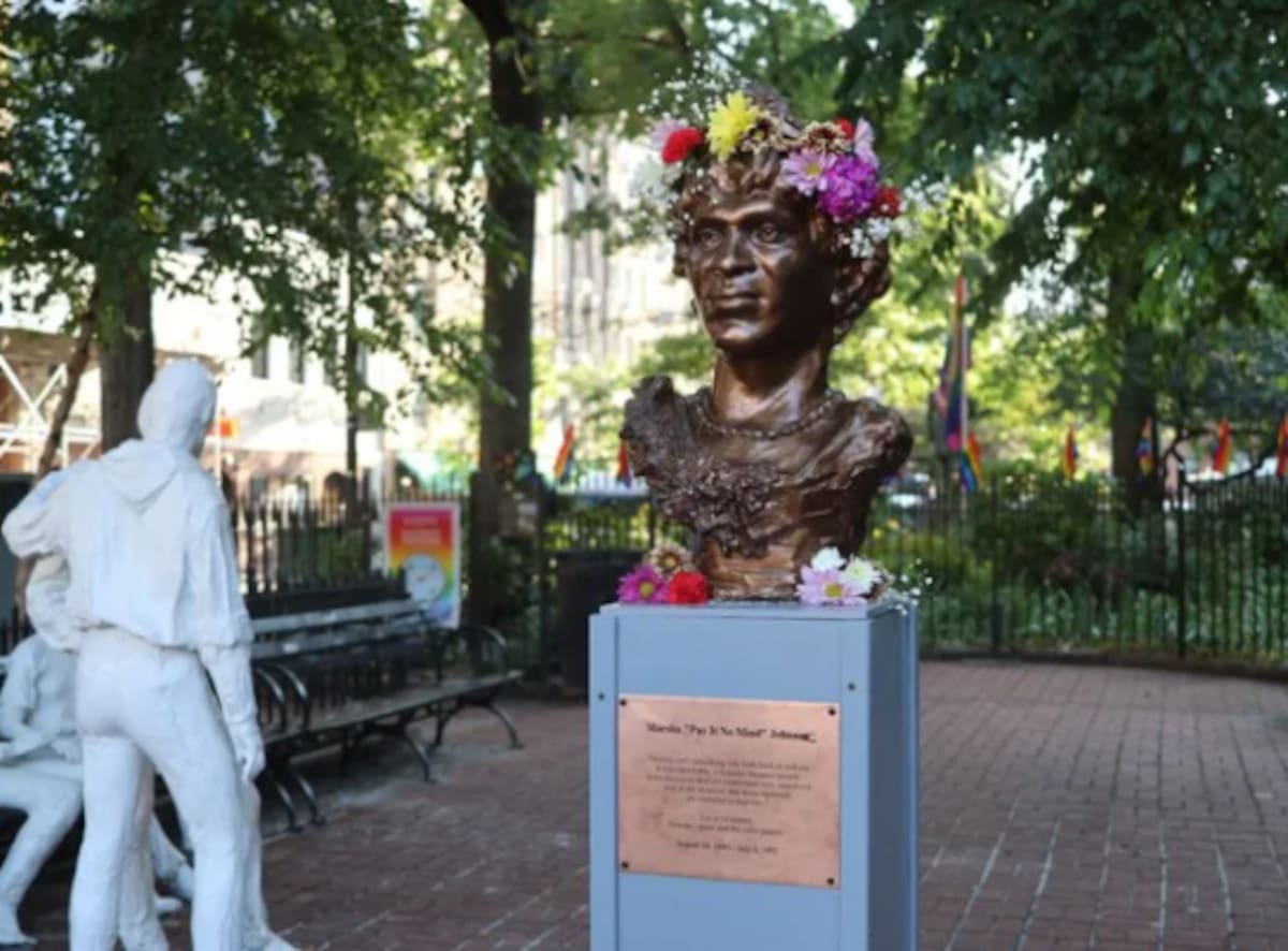En 2021 se instaló una estatua de bronce con su rostro en Christopher Park de Manhattan (Nueva York), frente al histórico Stonewall Inn.│Foto: TimeOut.com