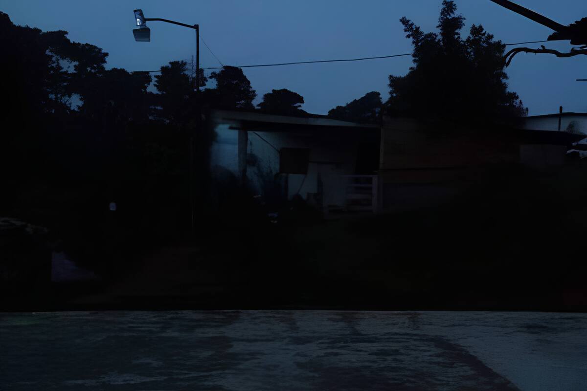 Esperan vecinos que regrese electricidad