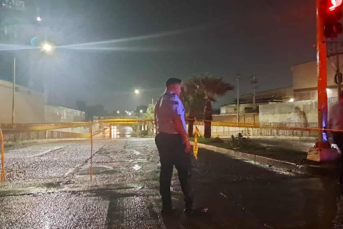 Cierran paso a desnivel de la calle 200 por lluvias en Ciudad Obregón