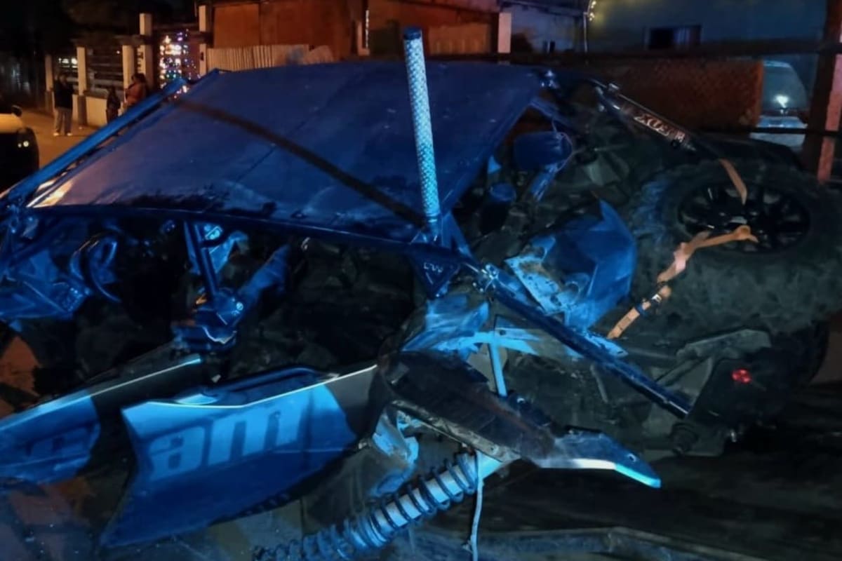 Choca RZR contra tres casas y dos vehículos; se da a la fuga