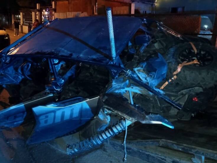 Choca RZR contra tres casas y dos vehículos; se da a la fuga