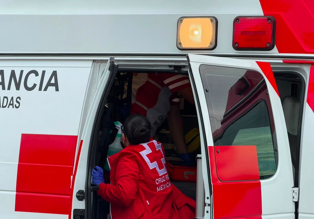 Un hombre de aproximadamente 60 años fue trasladado a un hospital tras sufrir una volcadura sobre el bulevar Tecnológico. Foto: Border Zoom