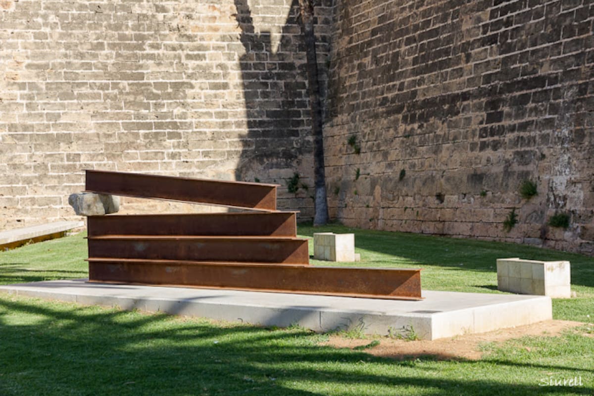 Más de un año de controversia por la “escultura Primitive Irruption” del artista mexicano José Dávila en España