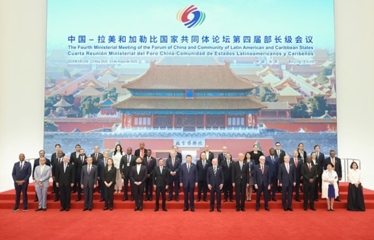 El Presidente Xi Jinping, el Presidente de Colombia, el Presidente Pro Tempore de la Celac, Gustavo Petro, el Presidente de Brasil Luiz Inácio Lula da Silva, el Presidente de Chile, Gabriel Boric y jefes de las delegaciones de países y organizaciones regionales se estrecharon cordialmente las manos y tomaron una foto colectiva.