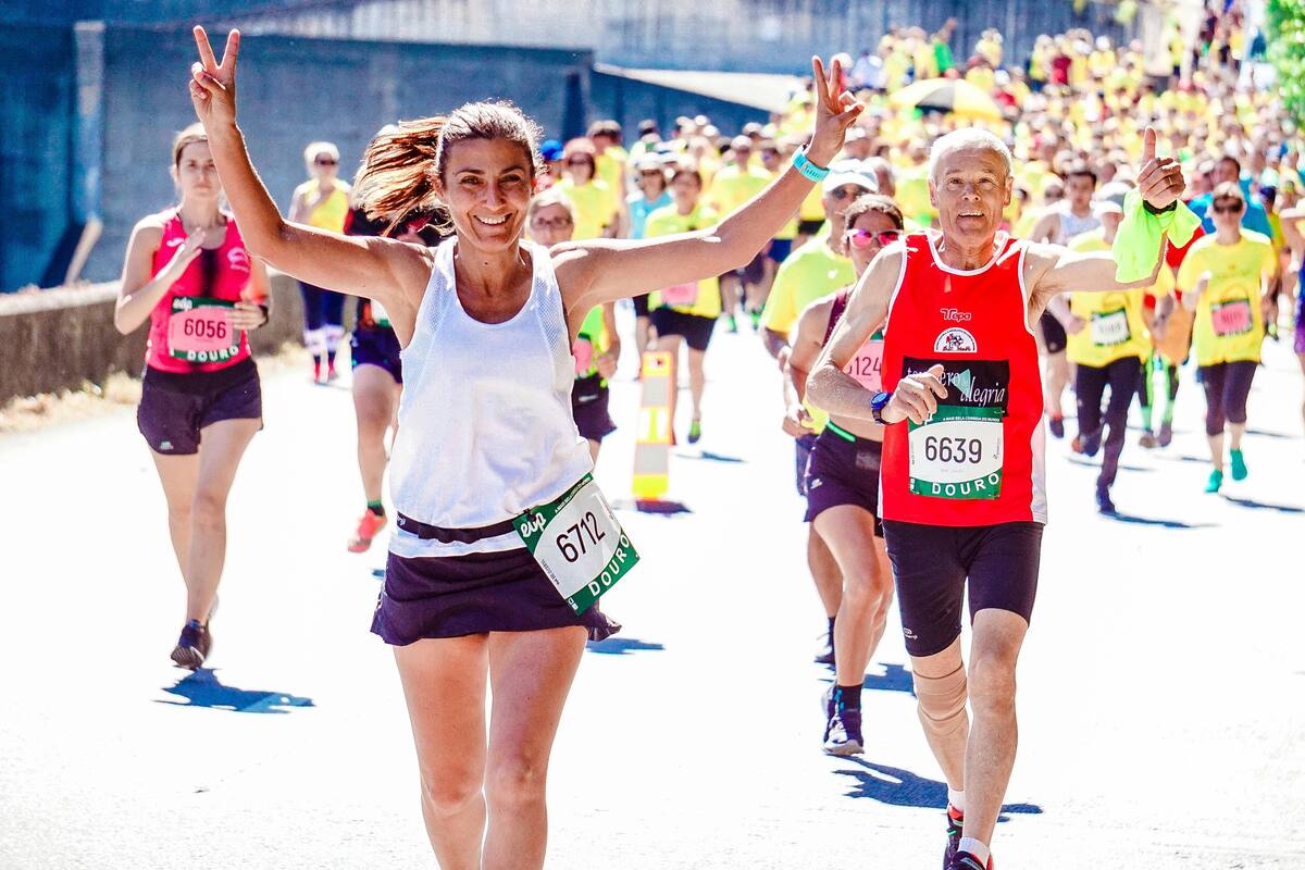 Corredor de maratones chino fuma mientras corre; ¿por qué lo hace?