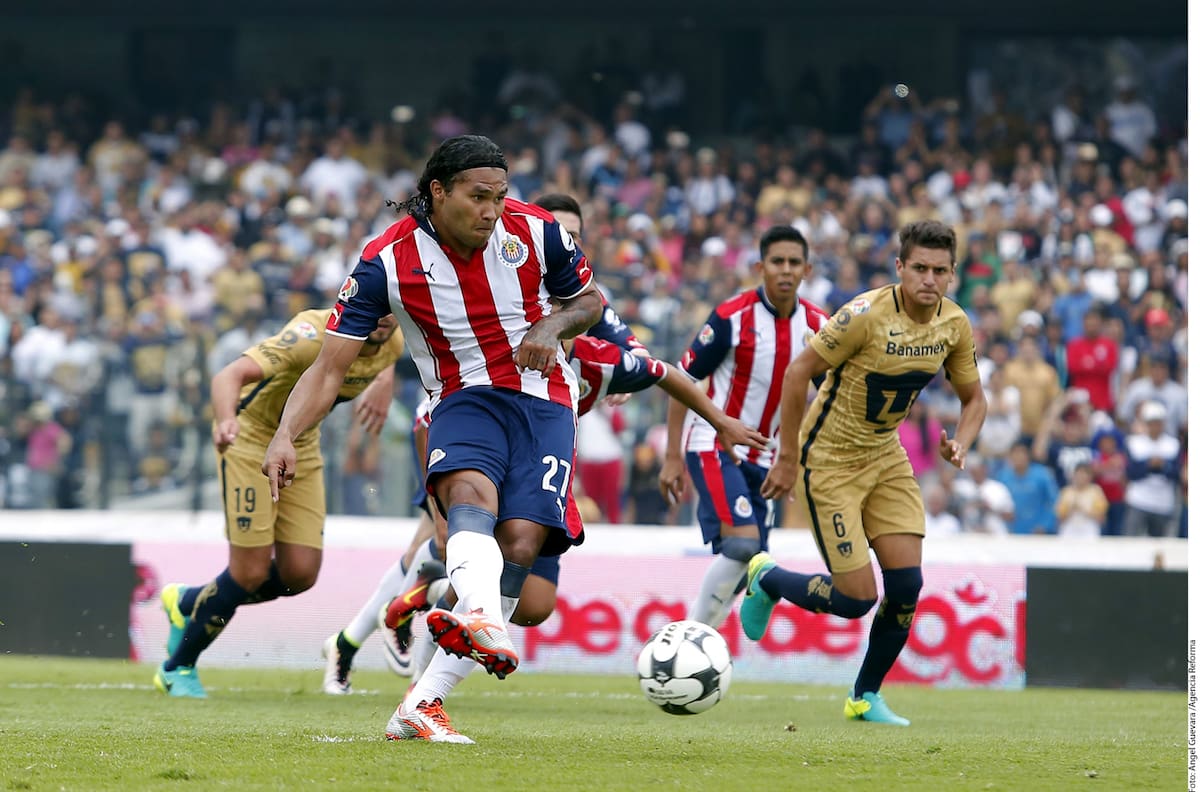 Carlos 'Gullit' Peña anota de penal ante Pumas en 2016. (Foto: Archivo GH)