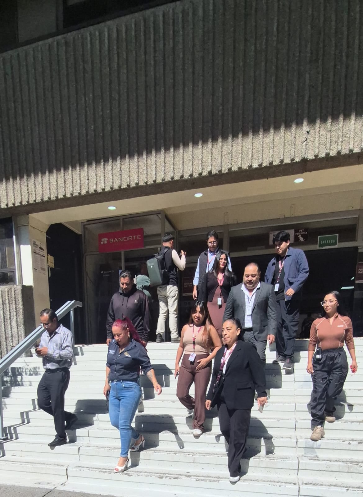 Personal de Protección Civil Municipal y participantes del simulacro realizaron la evacuación del Palacio Municipal de Tijuana como parte del ejercicio de prevención ante sismos. Foto: Khennia Reyes