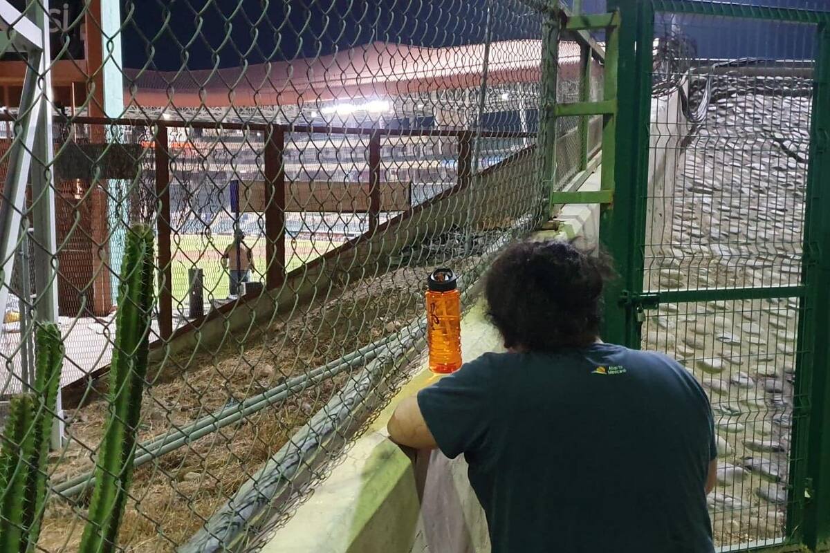 Afición de Naranjeros sigue juego desde túnel en estadio Sonora