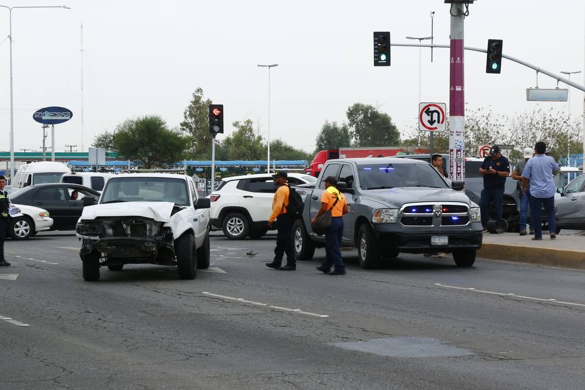 Patrulla de la Fiscalía choca tras pasarse un semáforo
