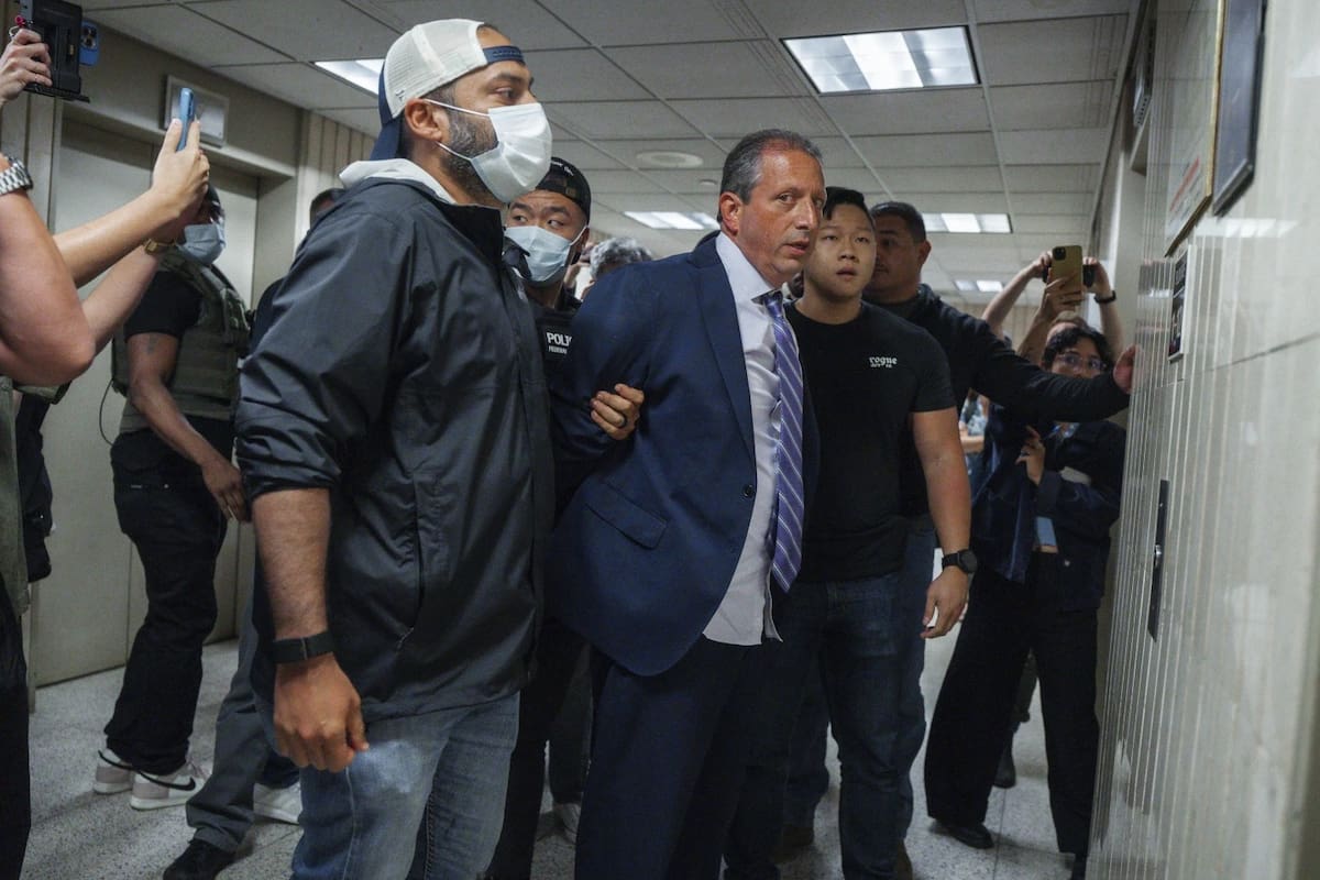 El contralor de la ciudad de Nueva York, Brad Lander, es arrestado por agentes del Servicio de Inmigración y Control de Aduanas (ICE) y del FBI frente a un tribunal federal de inmigración el martes 17 de junio de 2025 en Nueva York. | Crédito: AP/Olga Fedorova