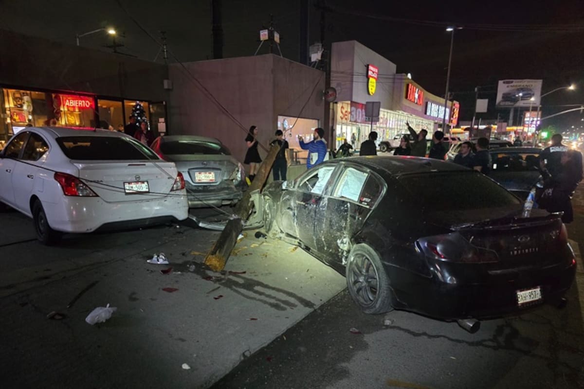 Joven pierde el control de su Infiniti y provoca choque múltiple