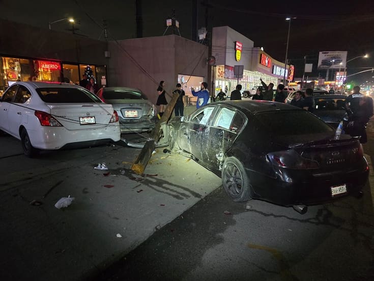 Joven pierde el control de su Infiniti y provoca choque múltiple