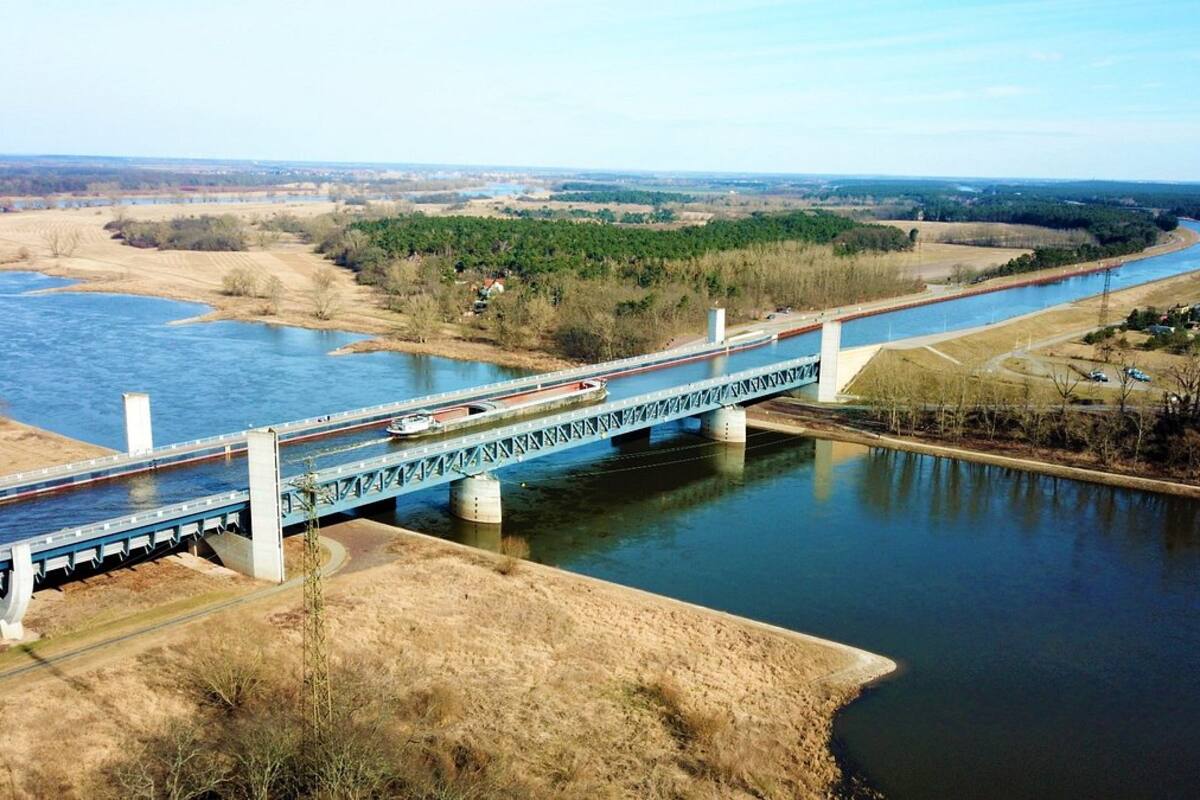 El puente de agua que deja a los barcos flotar sobre una autopista