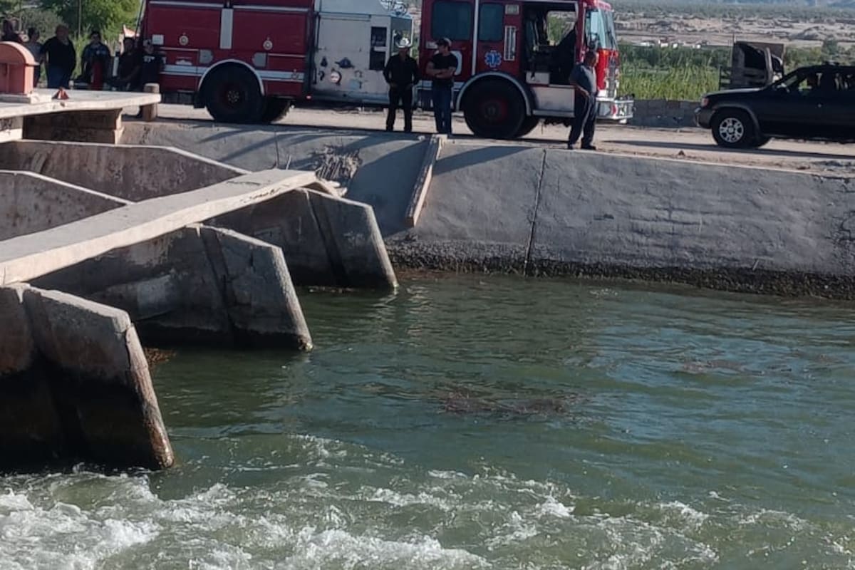 Buscan a joven que entró a canal y no salió