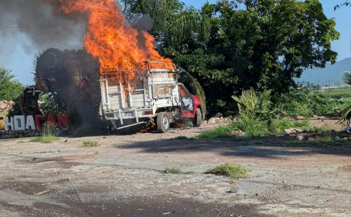 Vehiculo incendiado en Michoacán