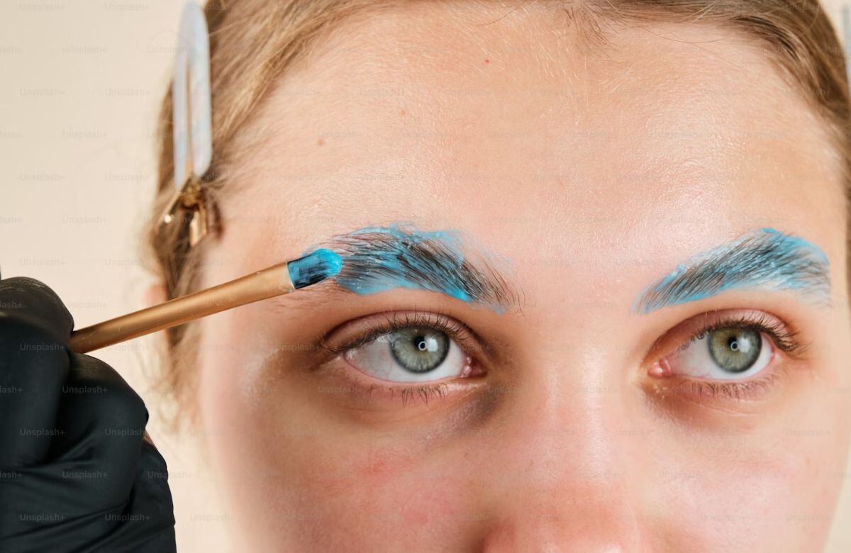 Cómo conseguir cejas laminadas sin salir de casa | Foto: Unsplash