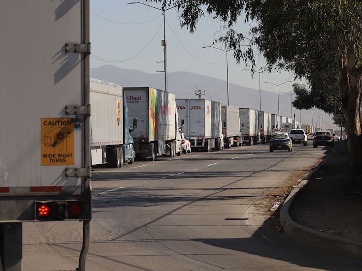 Robos al transporte de carga en México alcanzan niveles récord: más de 16,000 ataques en 2025, 68% con violencia, pérdidas millonarias y rutas carreteras cada vez más peligrosas para los transportistas