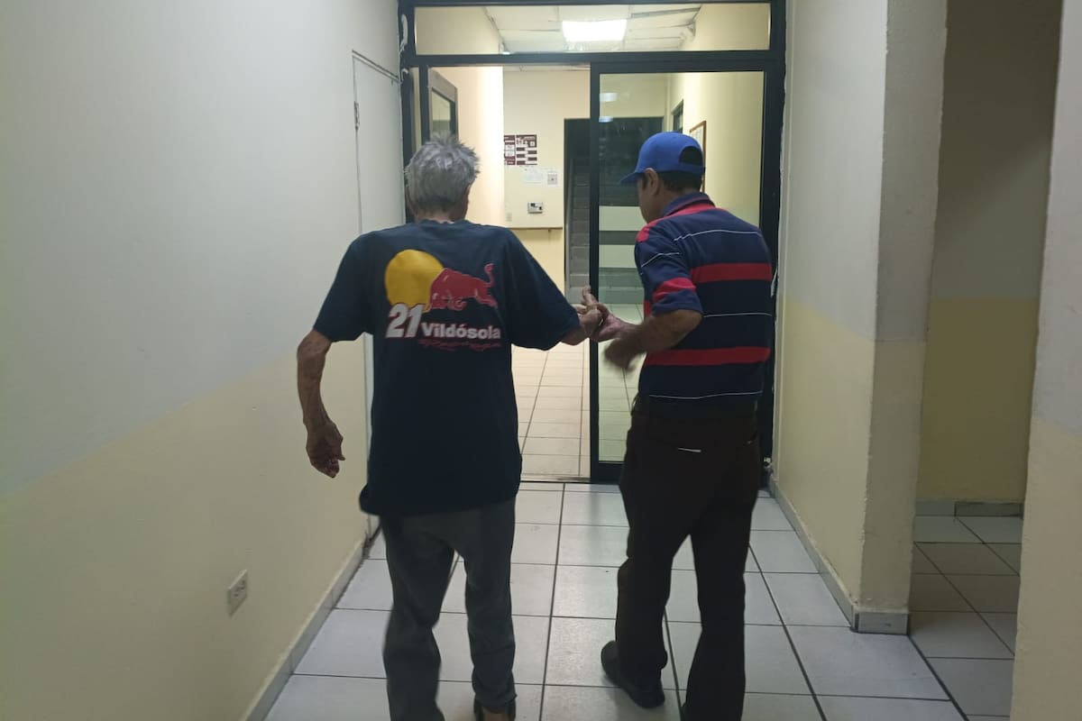 Reúnen con su familia a adulto mayor que deambulaba desorientado por las calles