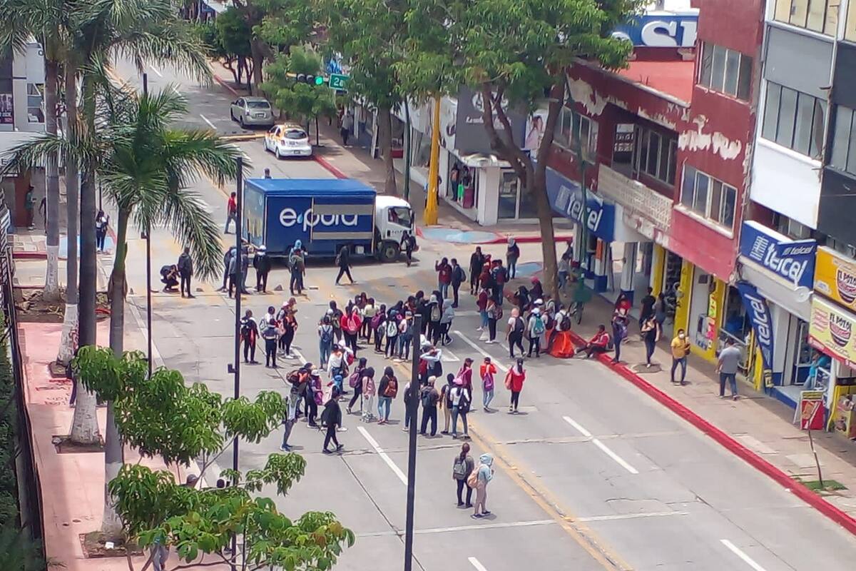 Chiapas: Normalistas y elementos de la policía se enfrentan