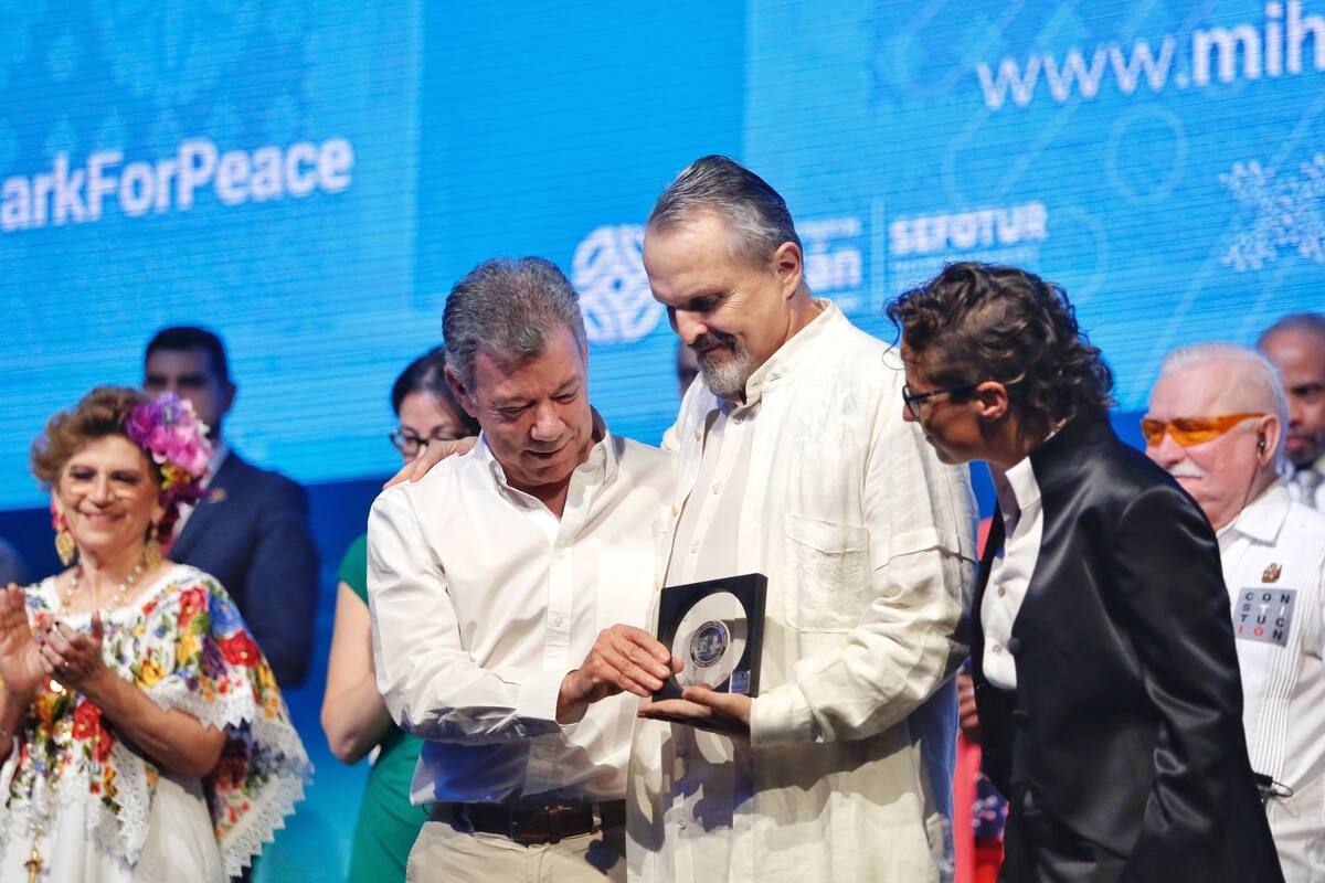 Miguel Bosé fue condecorado con la Peace Summit Medal For Social Impact
