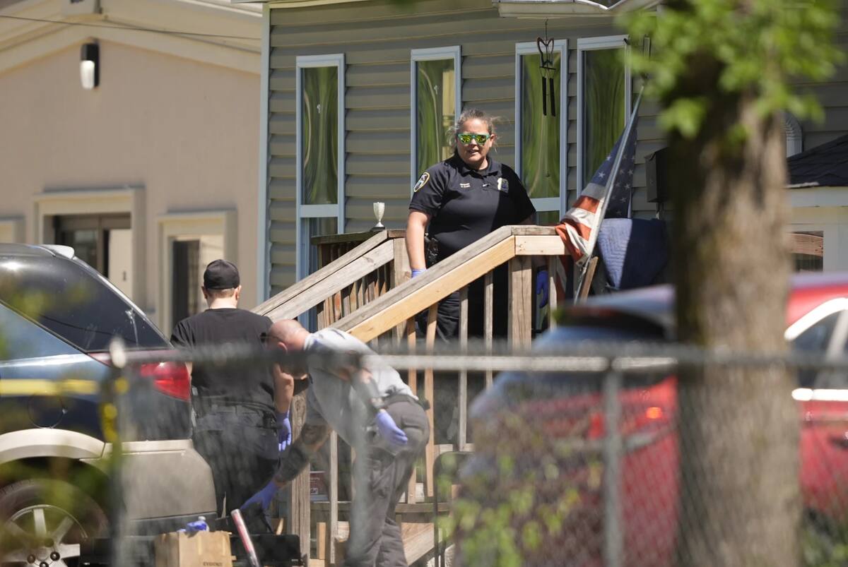 Agentes de policía ingresan a una casa en Shreveport, Luisiana, uno de los lugares vinculados al tiroteo masivo del domingo 19 de abril de 2026. (Foto AP/Gerald Herbert)