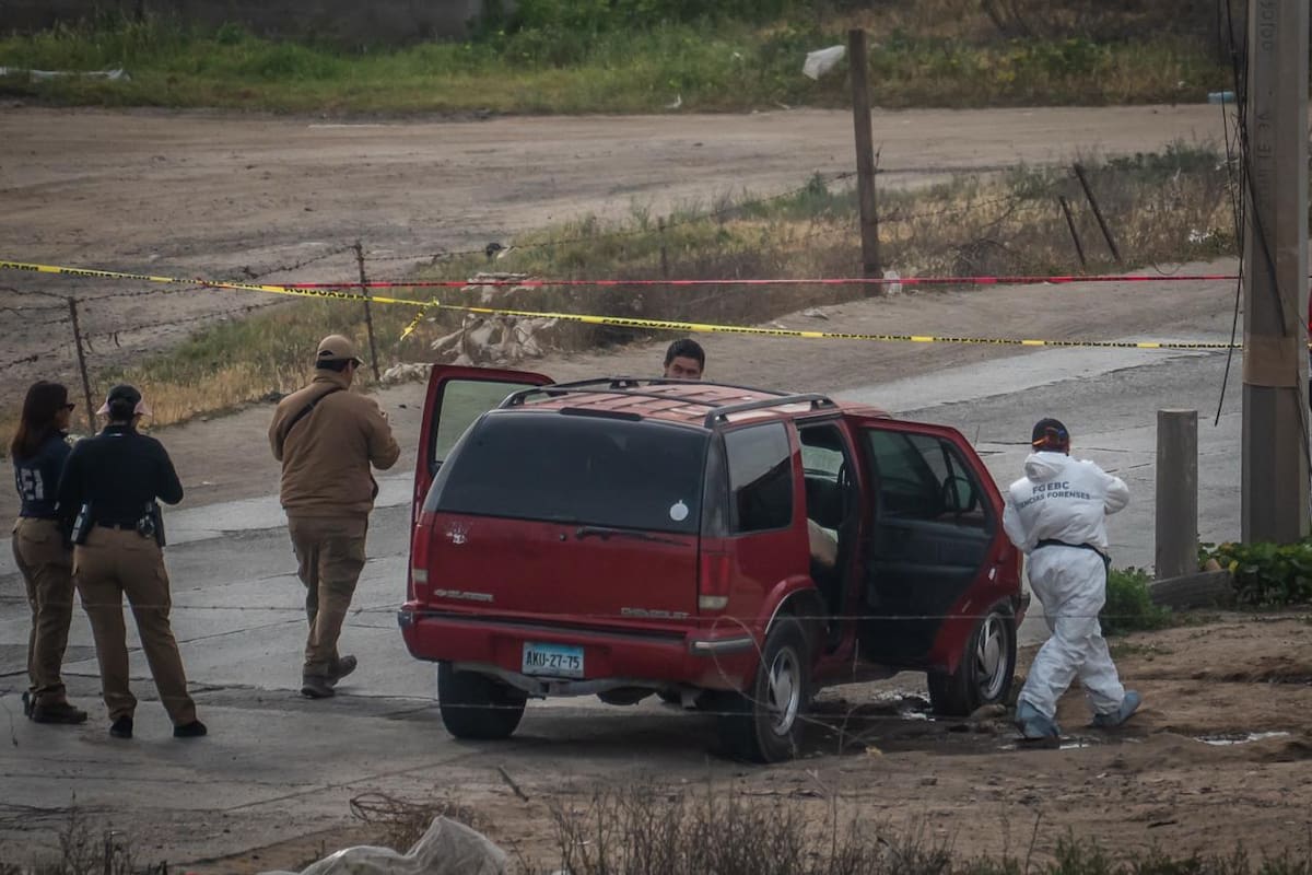 Los cuerpos estaban maniatados y con huellas de violencia; el hallazgo provocó cierre vial y congestionamiento matutino. Foto: Border Zoom