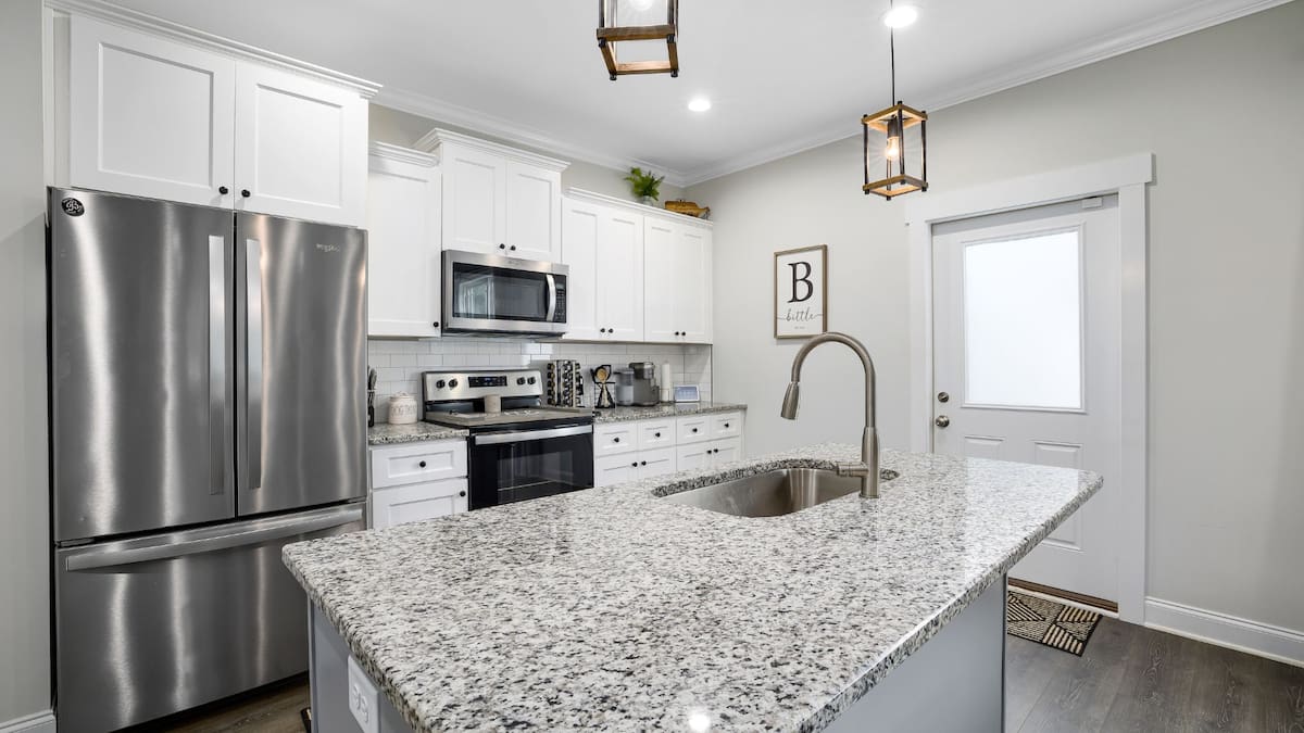 Los objetos que nunca debes poner sobre la nevera: ¿Por qué es un error peligroso?