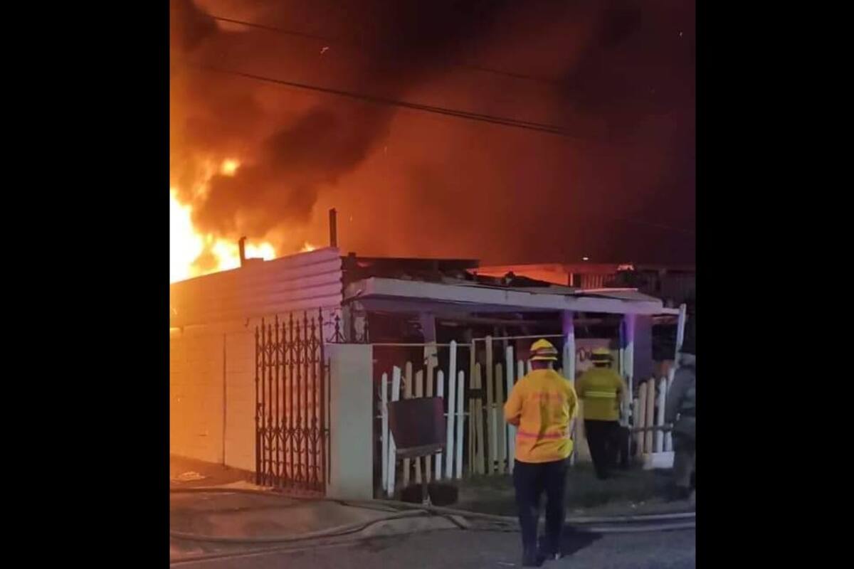 Incendio en la colonia Benito Juárez deja tres viviendas con daños
