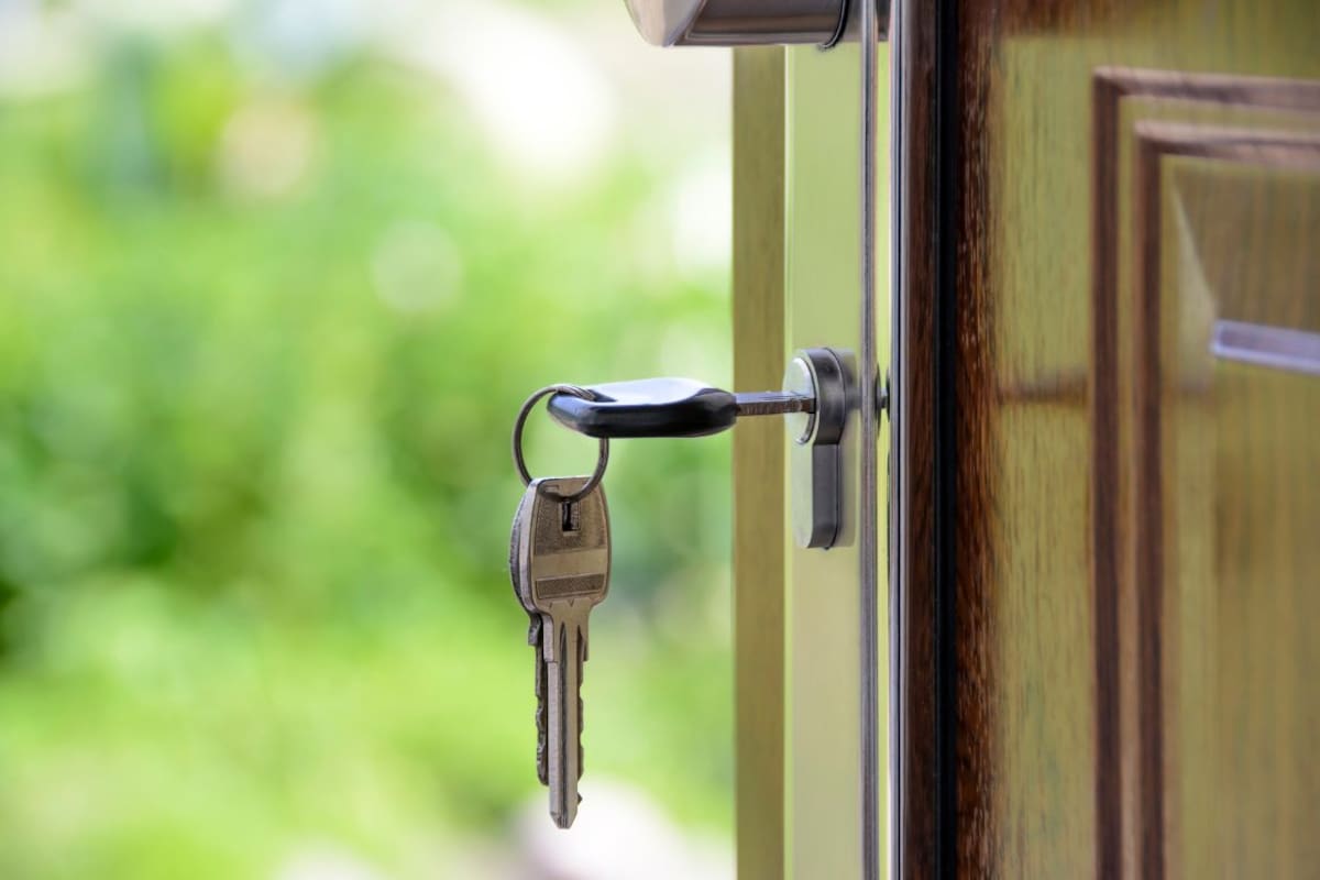 Dejar las llaves puestas por dentro de la puerta puede poner en riesgo la seguridad de tu casa, y esta es la razón por la que especialistas recomiendan evitarlo