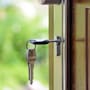 Dejar las llaves puestas por dentro de la puerta puede poner en riesgo la seguridad de tu casa, y esta es la razón por la que especialistas recomiendan evitarlo